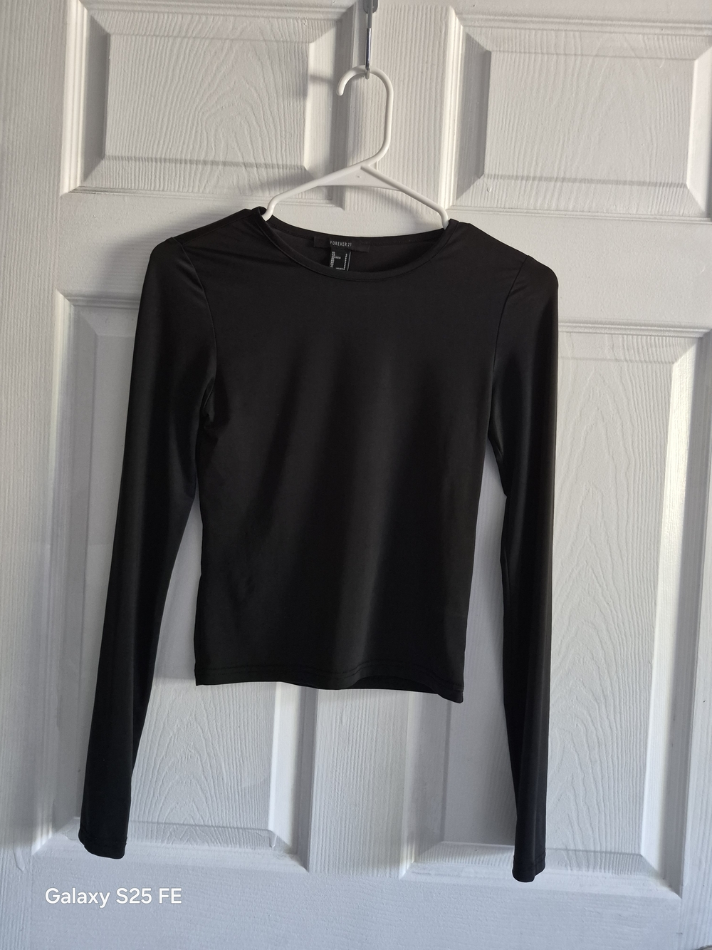 (S)Black Long-Sleeve Crewneck Top